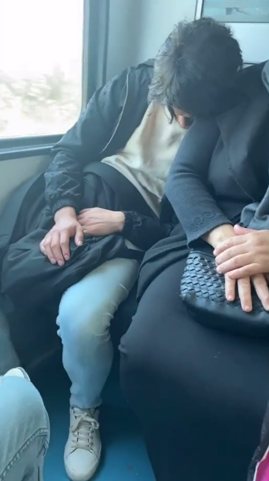 [VIDEO] Ingatkan Bahu Kawan, Lelaki Malu Teruk Lepas Bangun Tidur Dalam Train 2