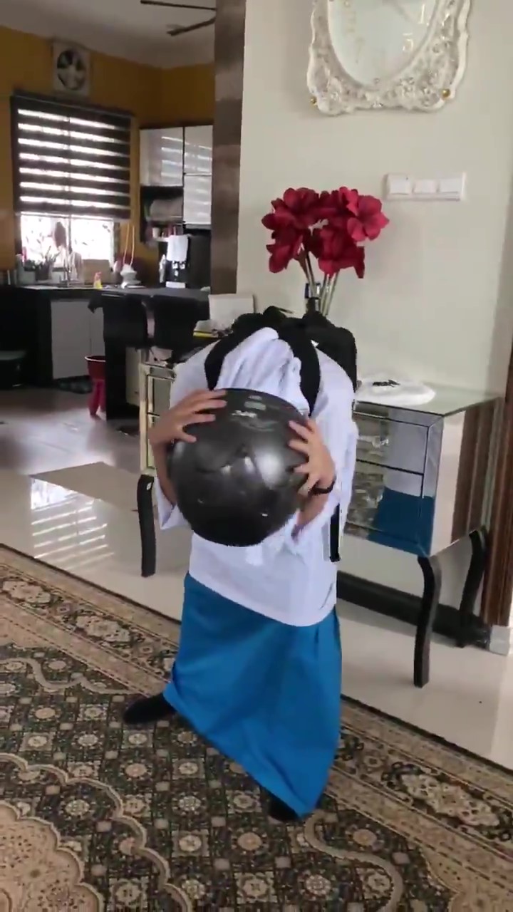 [VIDEO] Gelabah Tersangkut Helmet Macam Kena Rasuk, Abang Mampu Tolong Gelak Je 2