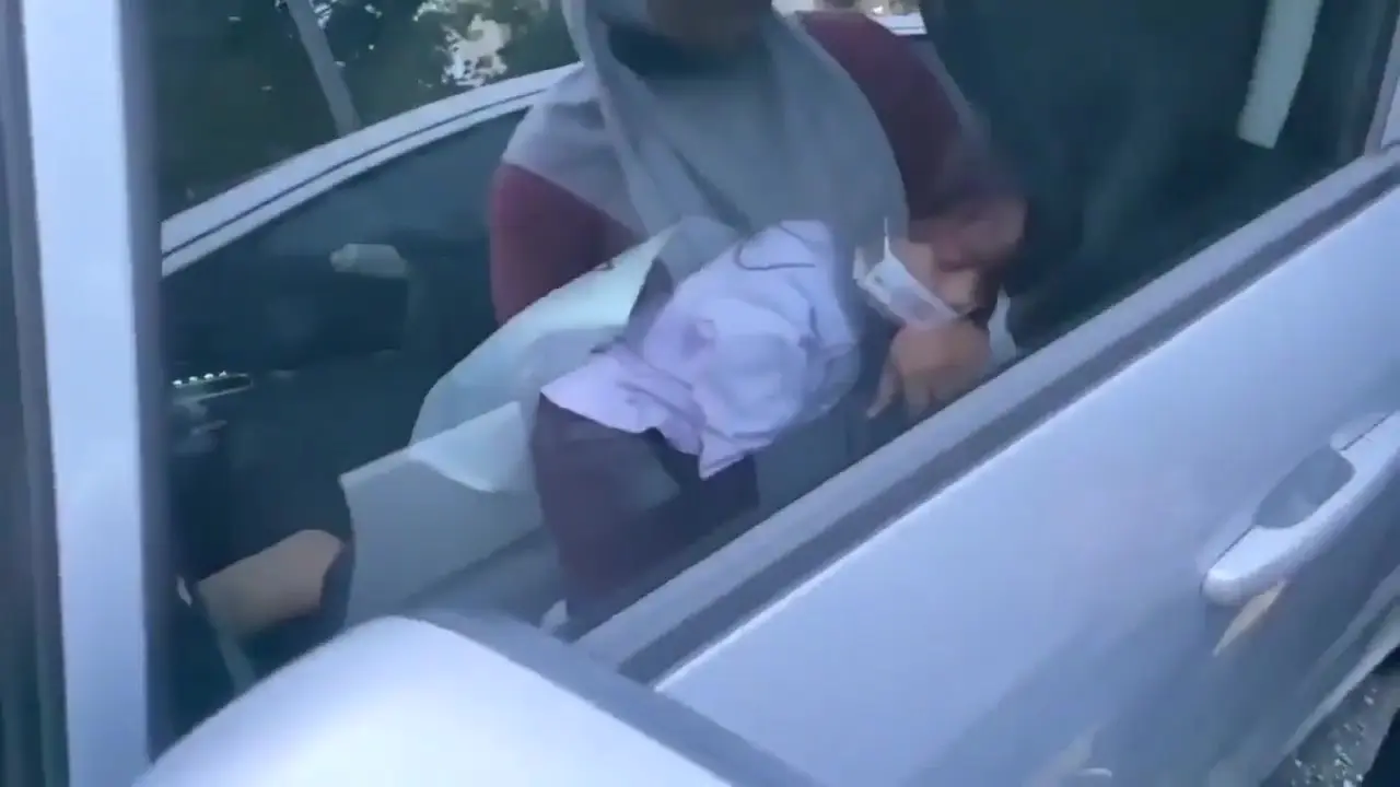 [VIDEO] ‘Cuak’ Anak Lelap Terkunci Dari Dalam, Dah Goyang Kereta Pun Tak Bangun