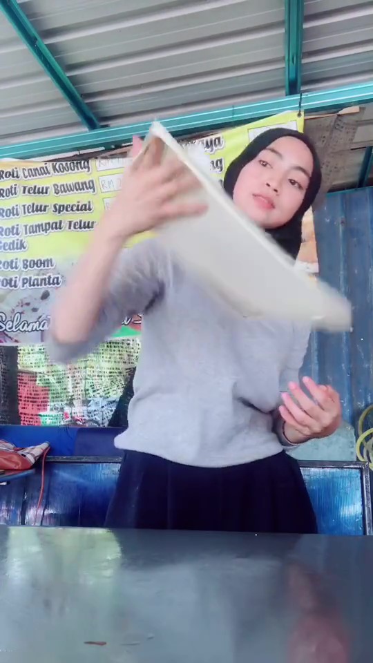 [VIDEO] Ramai Terpukau, Gadis Tayang Skil Tebar Roti Canai Guna Sebelah Tangan 2