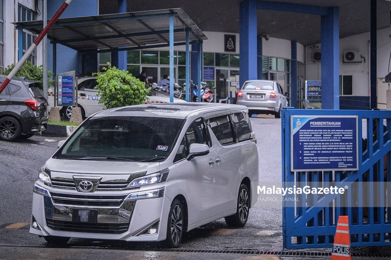 Lepas 2 Jam Bagi Keterangan, Kereta Bawa Neelofa & Keluarga Pecut Laju Dari IPD 4 Lepas 2 Jam Bagi Keterangan, Kereta Bawa Neelofa & Keluarga Pecut Laju Dari IPD 4