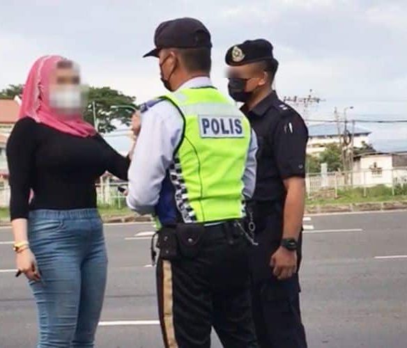 [VIDEO] Wanita Bertekak Dengan Polis Direman, Baju Hari Kejadian Juga Dirampas 7