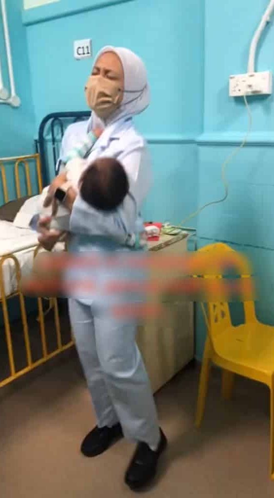 Puas Pujuk Baby Melalak, Lutut Nurse Naik Longgar Berhenjut Macam Buai Elektrik