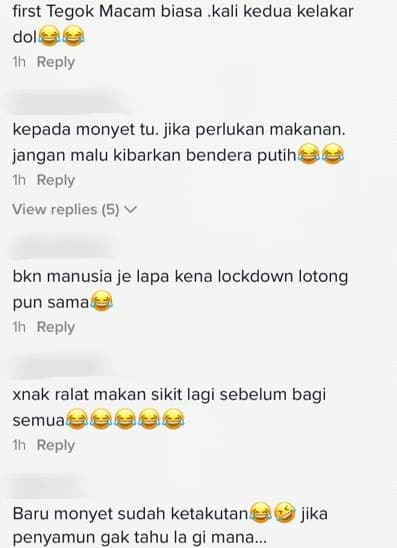 Lotong 'Rompak' Pak Guard Makan Roti, Sempat 'Ngap' Dulu Sebelum Bagi Semua 4