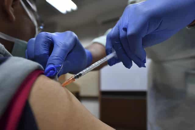 Teringin Shopping & Makan Luar, Anti-Vax Tak Malu Nak Pinjam Sijil Vaksin Kawan 4