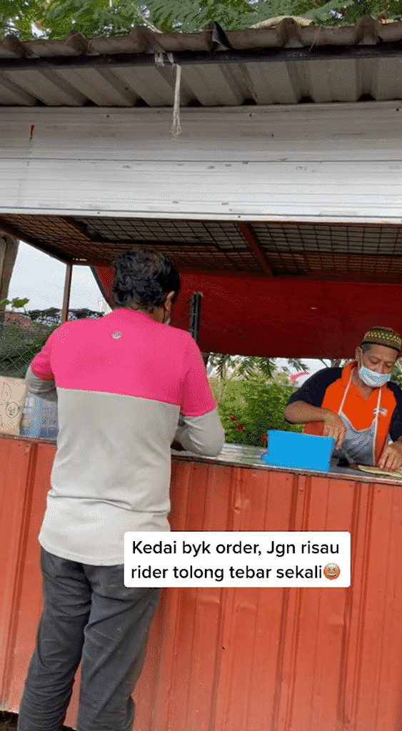Order Banyak Masuk, Food Rider Join Sekali Tolong Pak Cik Tebar Roti Canai 2