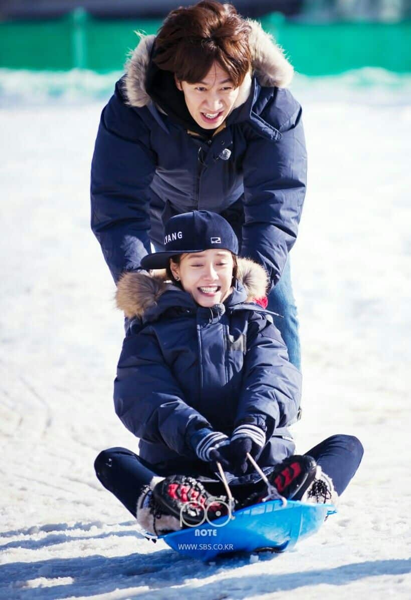 Ji-hyo Susah Panjat Platform Tiada Sapa Yang Tolong, Netizen Teringat Kwang-soo 7 Ji-hyo Susah Panjat Platform Tiada Sapa Yang Tolong, Netizen Teringat Kwang-soo 7