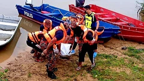 "Timbul La Dik" -Ibu Tunggu Sepanjang Malam, Jasad Anak Hanyut Akhirnya Ditemui 5 "Timbul La Dik" -Ibu Tunggu Sepanjang Malam, Jasad Anak Hanyut Akhirnya Ditemui 5