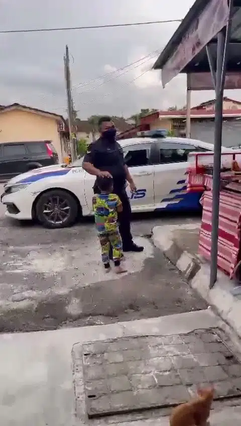 [VIDEO] Polis Acah Nanti Bawa Pergi Balai, 2 Beradik Serik Tak Bertelagah Lagi