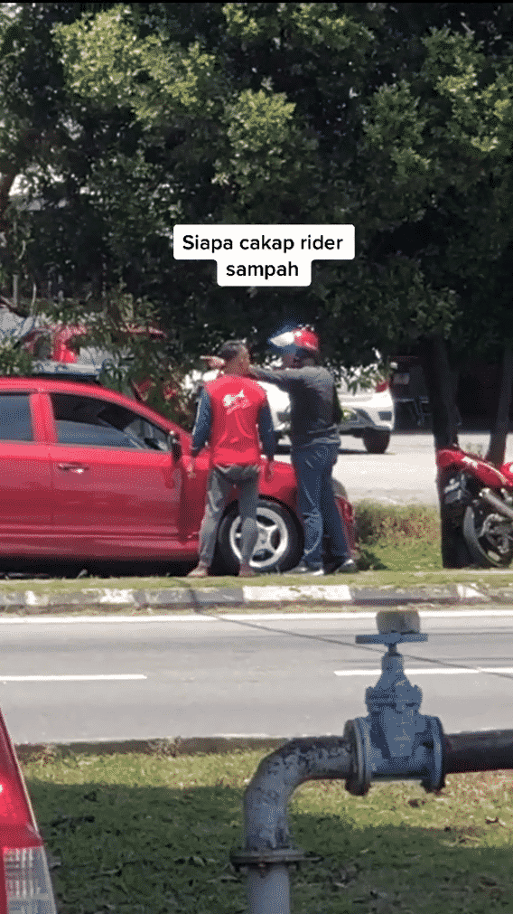Dua Lelaki Bertekak Tepi Jalan, Salute Rider Lalu Tepuk Bahu Tolong Leraikan 2