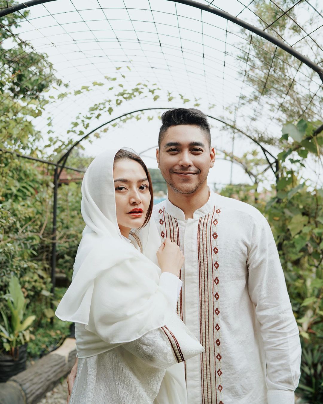 Tak Excited Dapat Phone, Suami Penyanyi ‘Lagi Syantik’ Sujud Tahu Isteri Hamil