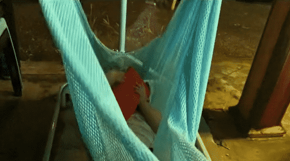[VIDEO] Anak Meragam Bila Nak Tidur, Mak Terpaksa Pasang Buaian Di Kedai Makan