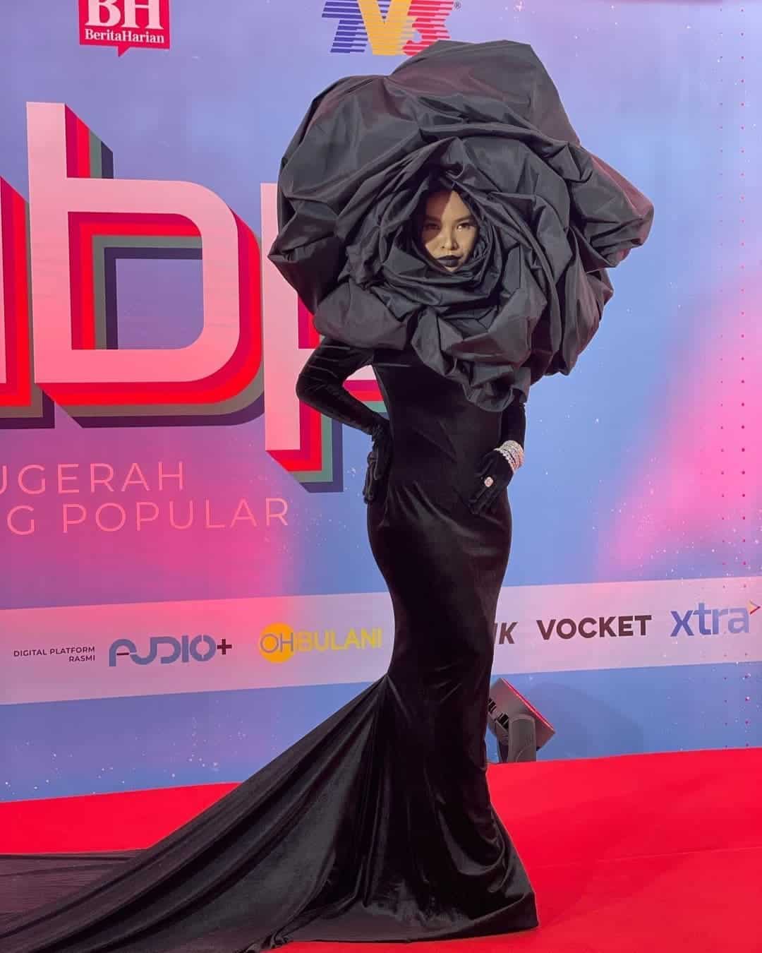 Aina Abdul Tampil Berani Di ABPBH 34, Fesyen 'Bunga Hitam' Persis Lady Gaga 3