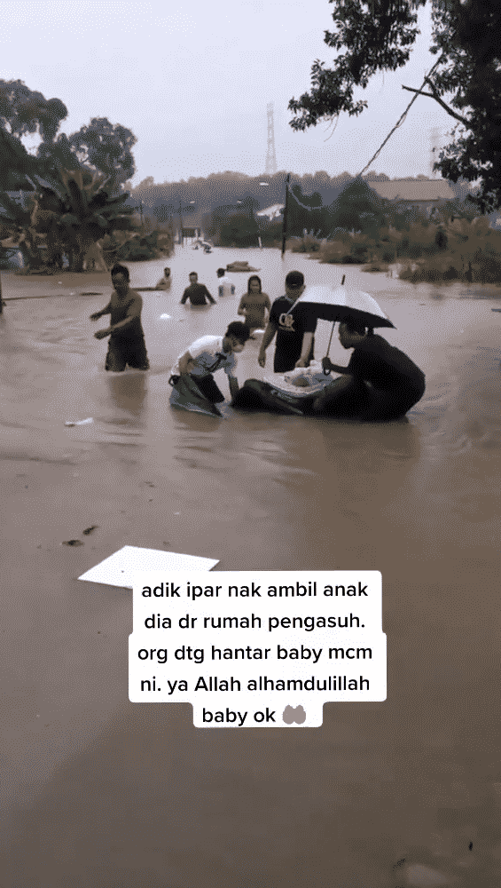 Bayi Terperangkap Banjir Di Rumah, Pengasuh Amanah Hantar Naik Tilam Angin 2