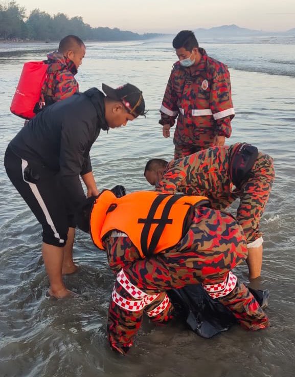 Semalam Bapa Laung Azan, Pagi Ini Anak Hanyut Kereta Dibawa Arus Banjir Ditemui 6