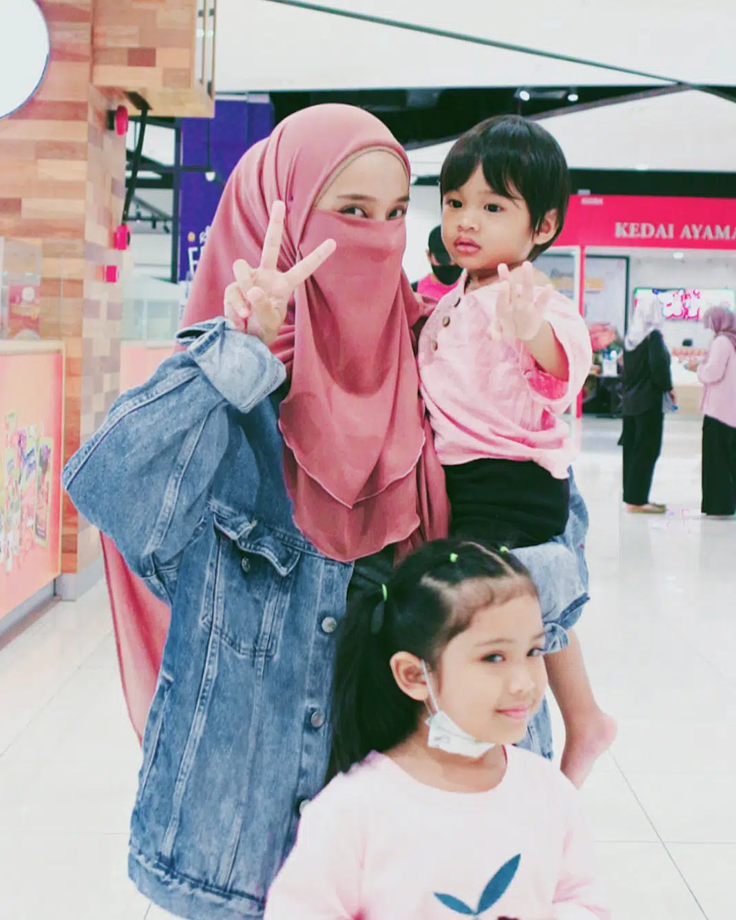 Bekas Suami Pertama & Isteri Datang Jenguk Anak, Hana Azraa Jawab Status PU Abu