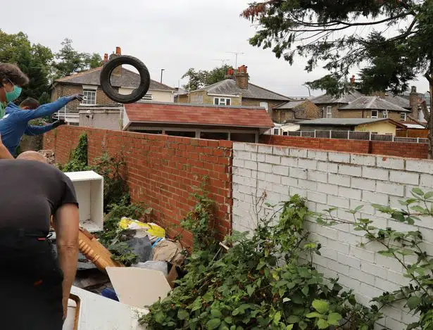 Jiran Buang Sampah Ke Tanah Sebelah, Pemilik Sebenar Dimarah Bila Campak Balik