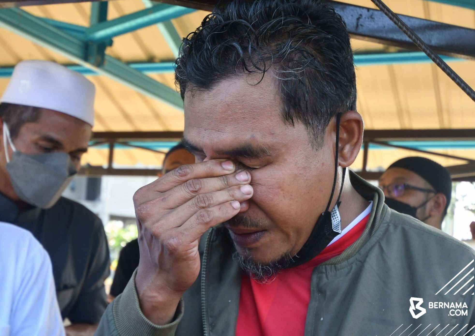 Sebelum Nahas Tercampak Dari Kereta, Rupanya Ini Punca Suami Tak Sempat Elak 8 Sebelum Nahas Tercampak Dari Kereta, Rupanya Ini Punca Suami Tak Sempat Elak 8