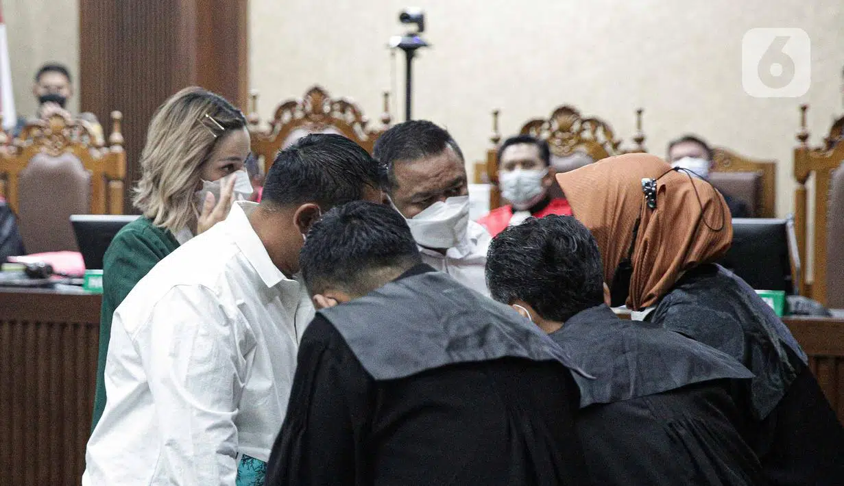 [VIDEO] Rasmi Dihukum 1 Tahun Penjara, Nia Ramadhani Menangis Depan Tuan Hakim