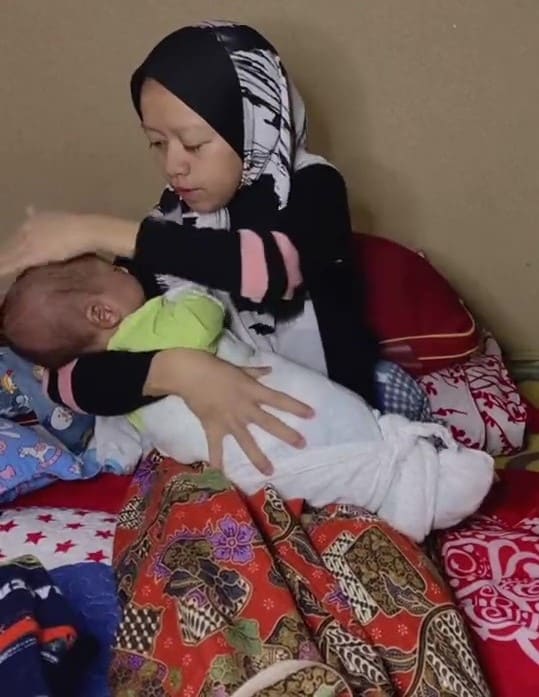 [VIDEO] Genap 3 Minggu Berpantang, Wanita Kerdil Dedah Wajah Comel Bayi Sulung 4