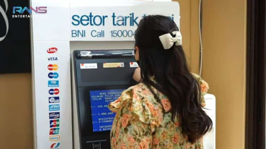 Hari Jadi Bertarikh Sama, Isteri Raffi Ahmad Terkejut Terima Hadiah Mesin ATM