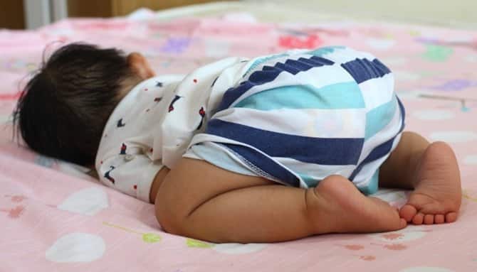 Bayi Tidur Meniarap 'Pergi' Lepas Menyusu, Doktor Sebak Sekolahkan Pengasuh 4