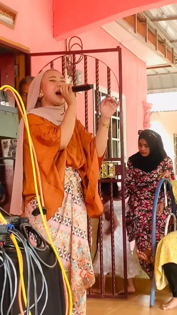 Tengah Syok Karaoke, Gadis Terhantuk Mic Pada Kepala Budak Muncul Depannya