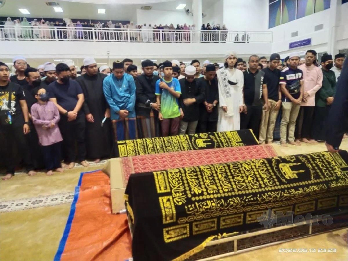 Selain Bacakan Yasin, PU Riz Turun Bantu Mencangkul Tanah Kubur Pelajar USAS 2 Selain Bacakan Yasin, PU Riz Turun Bantu Mencangkul Tanah Kubur Pelajar USAS 2