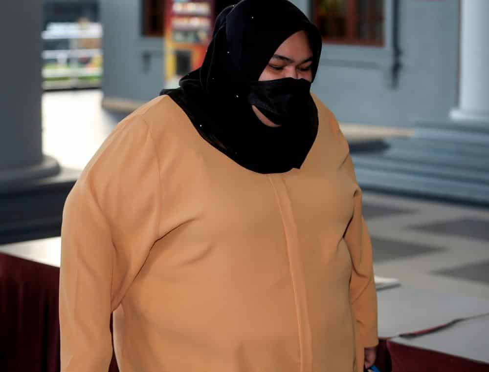 Bella Hadir Ke Mahkamah, Siti Bainun Menangis Teresak Dalam Kandang Tertuduh 3