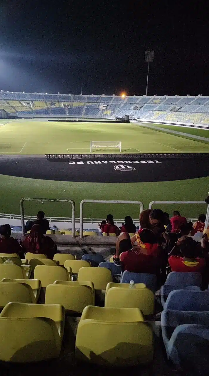 Terengganu Gagal Ke Final Bola, Anak Player Selangor Menangis Bas Dibaling Batu