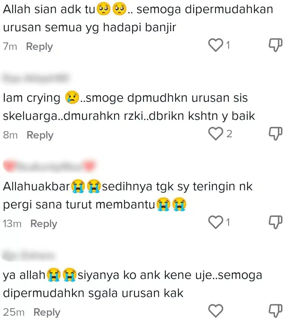 Rumah Hampir Tenggelam, Ibu Gagahkan Diri Jalan Atas Bumbung Sambil Dukung Bayi