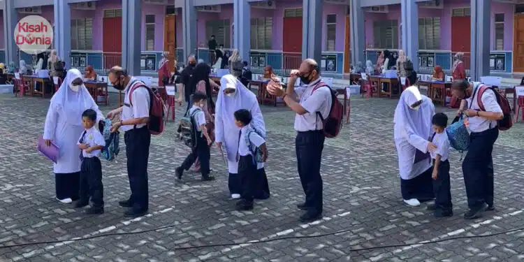 Hantar Anak Masuk Darjah 1, Mak Ayah Comel Sedondon Pakai Uniform Sekolah Penuh