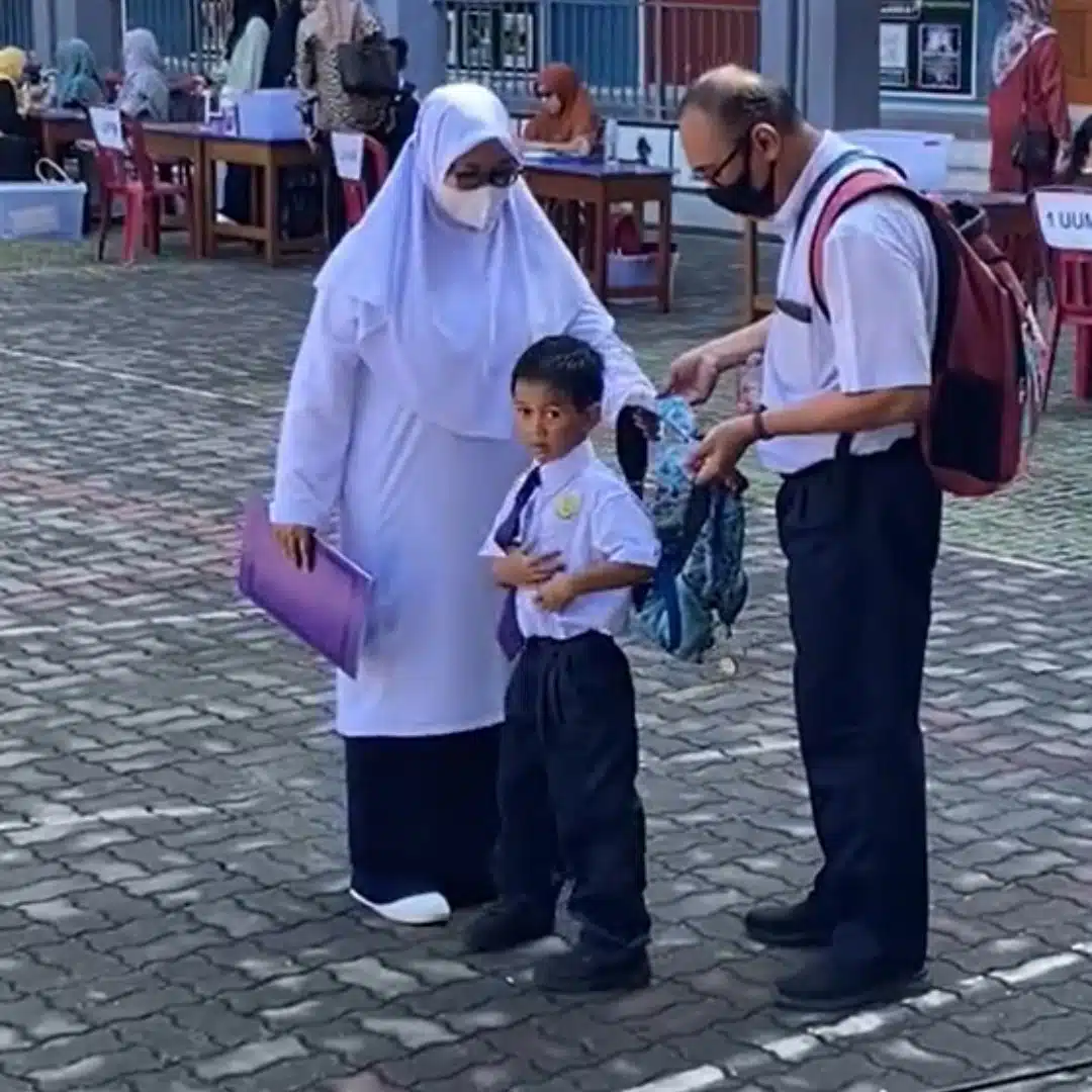 Hantar Anak Masuk Darjah 1, Mak Ayah Comel Sedondon Pakai Uniform Sekolah Penuh