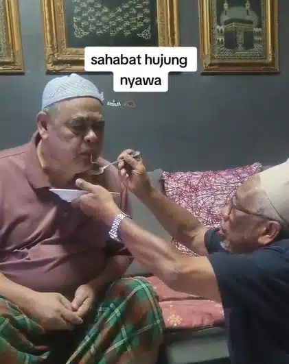 2 Sahabat Baik Pesara Tentera Bertemu semula, Sebak Tolong Suap Makanan