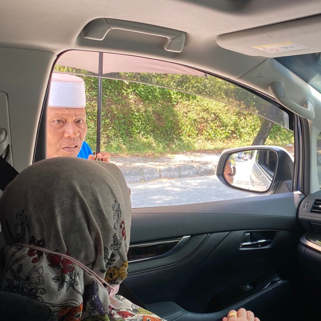 Jual Kereta Untuk Duit Makan, Pak Cik Rela Berdiri Tengah Panas Tahan Kereta