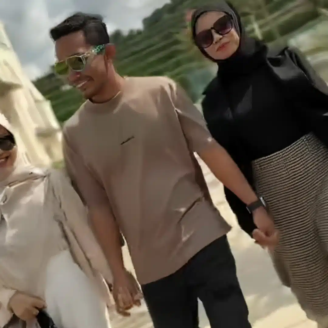 Bahagia Peluk & Pimpin Isteri-Isteri, Netizen Lelaki Anggap Abang Tesla ‘Idola’