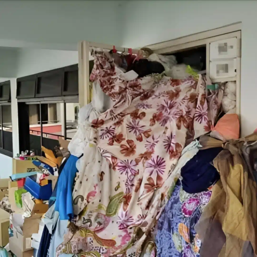 Rumah Penuh Dengan Barang Terpakai, Aunty Sanggup Tidur Luar Beralaskan Kotak