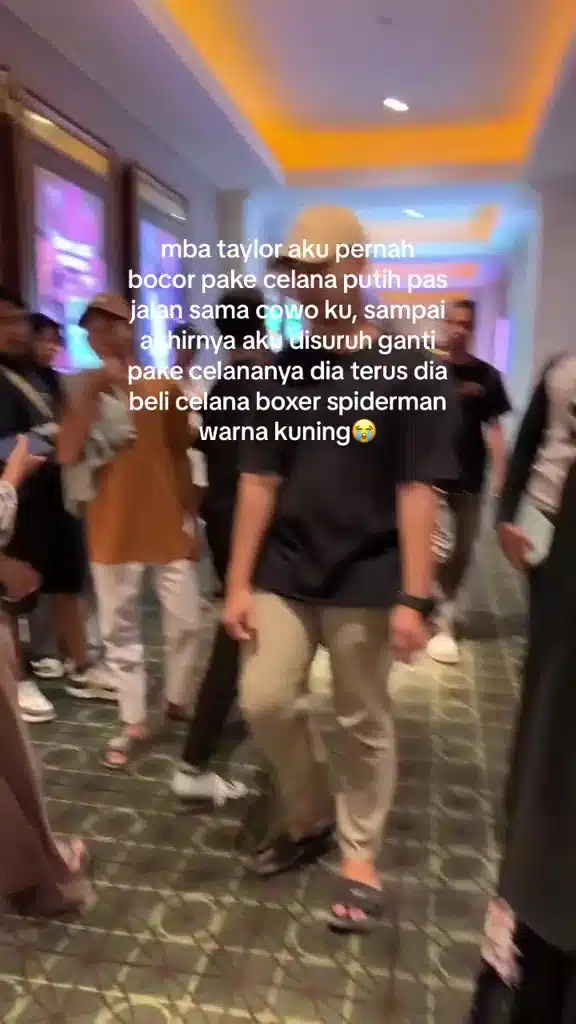 Awek Pakai Seluar Putih ‘Kebocoran’, Pemuda Beri Pinjam & Rela Pakai Boxer Saja