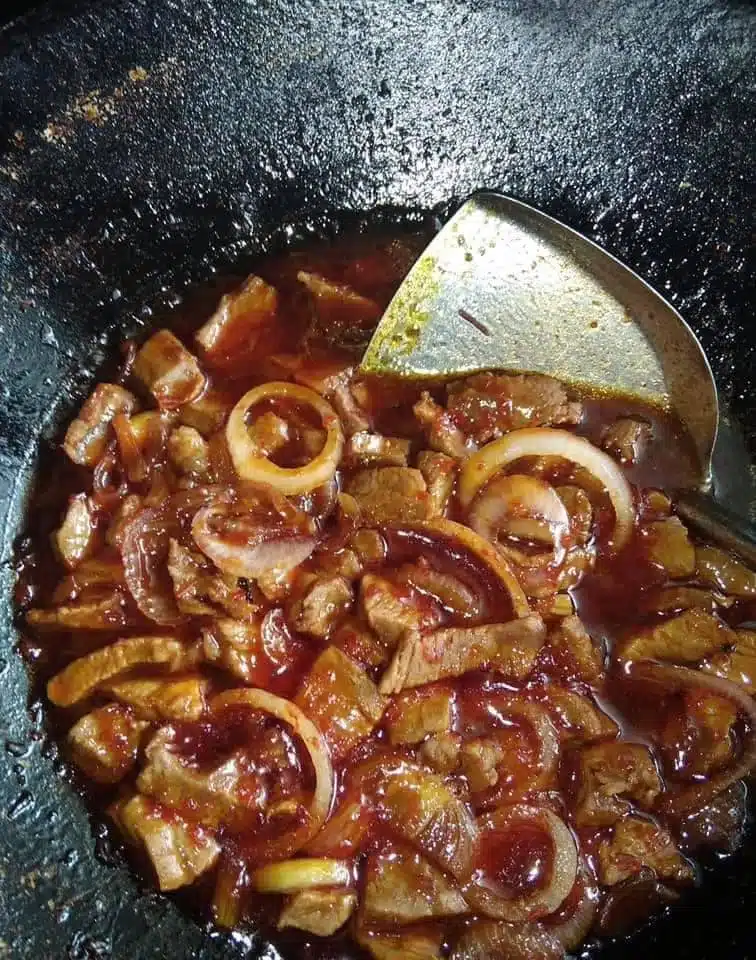 Suami Hanya Mahu Makan Lauk Baru Masak, Bini Nangis Kutip Lauk Frozen Dibuang