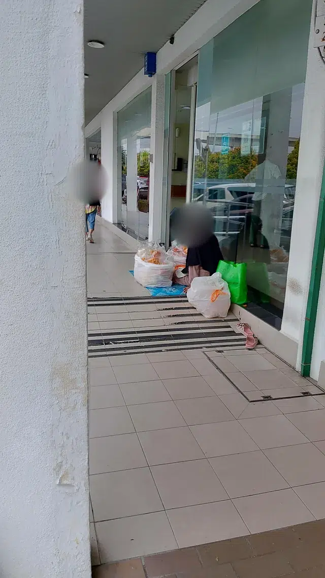 1 Jam Dapat Raih RM150, Sisi Gelap Penjual Keropok Yang Bersila Luar Pintu Bank