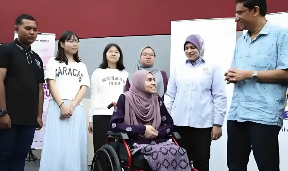 Kasih Ibu Teman Anak Sepanjang Pengajian, Tinggal Di USM Bantu Urusan Harian