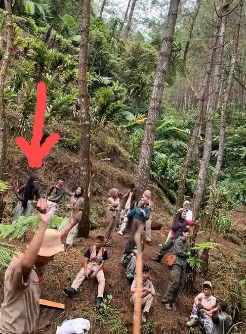 Ambil Gambar Tahunan Kelas Dalam Hutan, Cuak Jurugambar Tunjuk Terlebih Seorang