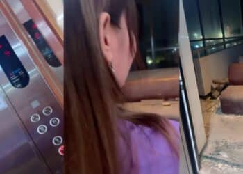 [VIDEO] Berkali Tekan Butang Lain, Wanita Teriak Lif Asyik Terbuka Di Aras Usang