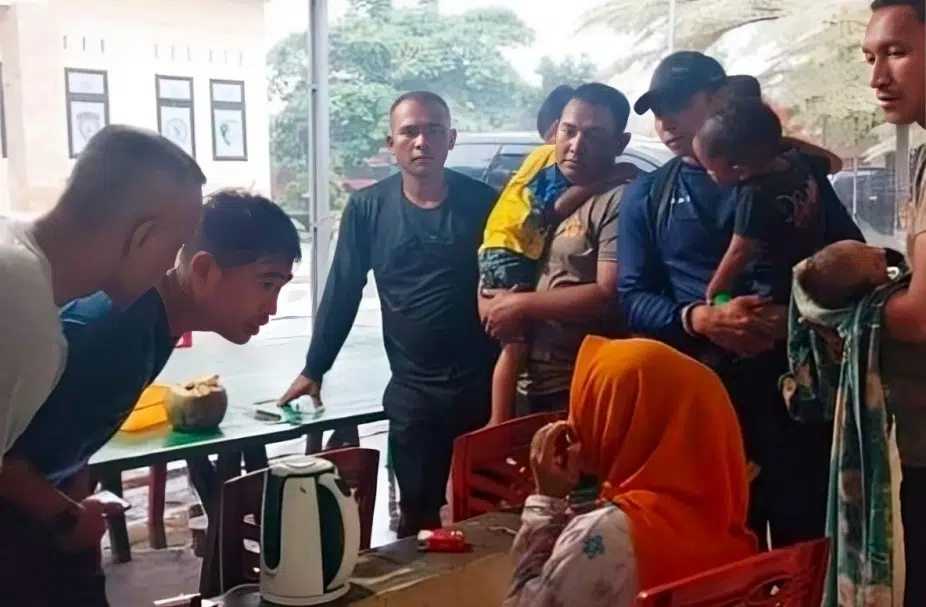 Baru Sebulan Beranak Suami Nikah Baru, Isteri Bawa 3 Anak Mahu Lompat Ke Laut