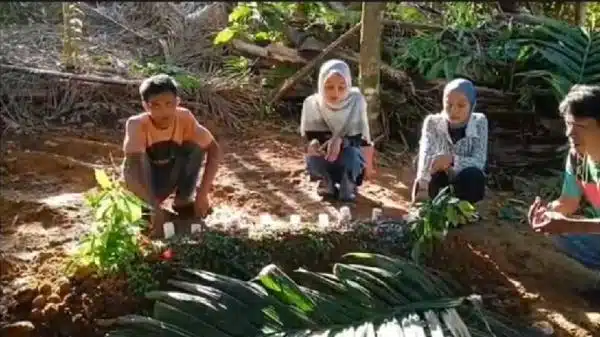Ikuti Gotong – Royong Sekolah, Gurauan Rakan Simbah Minyak Tanah Bertukar Duka