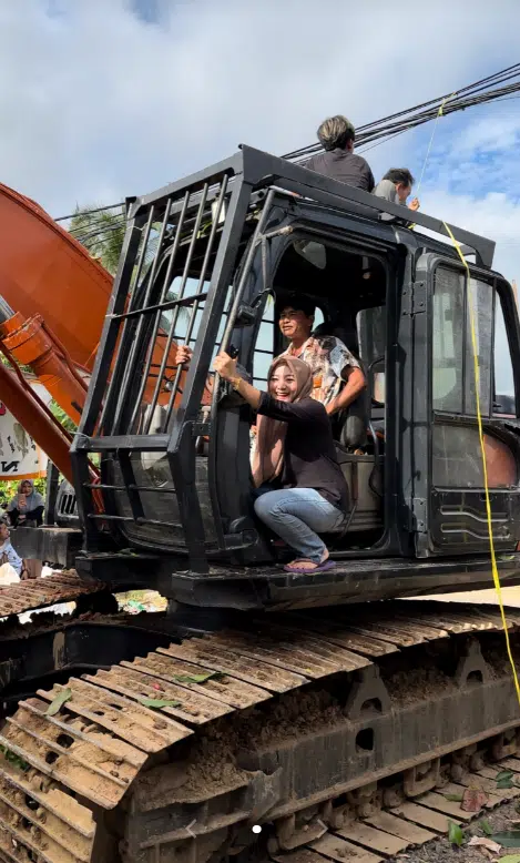 Bukan Saja Robohkan, Wanita Turut Korek Balik Tanah Tambak & Wakafkan Pada Kubur