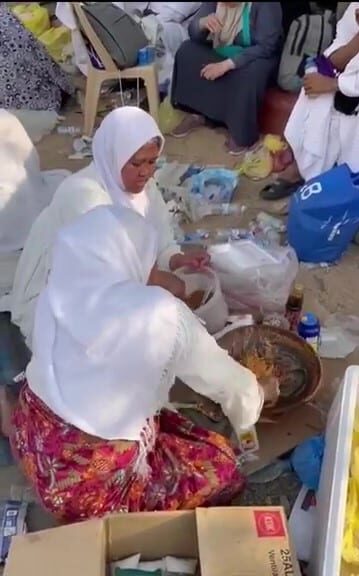 Jemaah Indonesia Jual Rojak Di Hari Arafah, Siap Bawa Alat Cobek Kayu