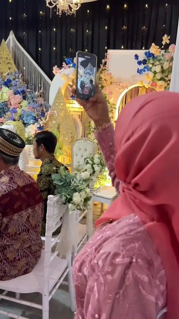 Jurugambar Terganggu, Acik Baju Pink Sibuk Rakam Guna Flash Di Majlis Nikah