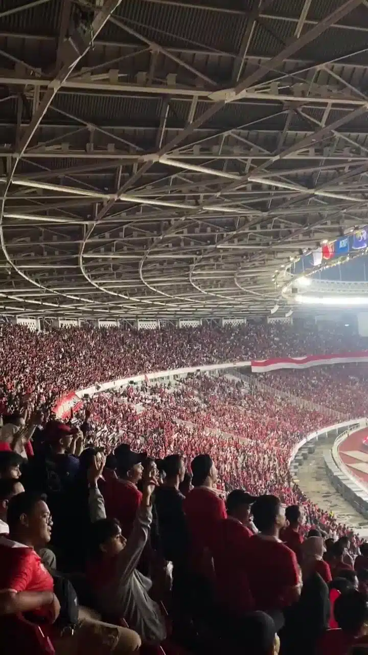 Anang & Ashanty Di “Boo” Penonton Di Stadium Bola, Terpaksa Hentikan Nyanyian