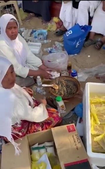 Jemaah Indonesia Jual Rojak Di Hari Arafah, Siap Bawa Alat Cobek Kayu